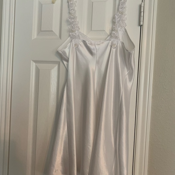 Short white gown and belted robe. Size M. Gown straps are beaded appliqué. - Picture 6 of 7